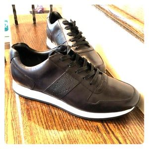 VINCE like new Black Pace Leather Trainer